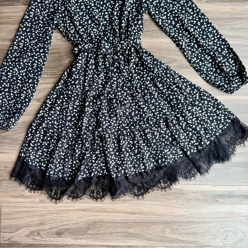 Feminine Floral‎ Long Sleeve Black White Dress Lace Hem Waist Tie Size US 4